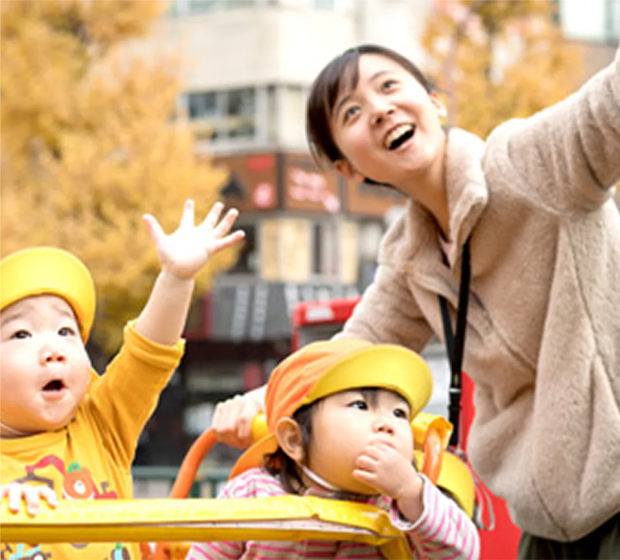 大塚りとるぱんぷきんずの園児と保育士が散歩する様子