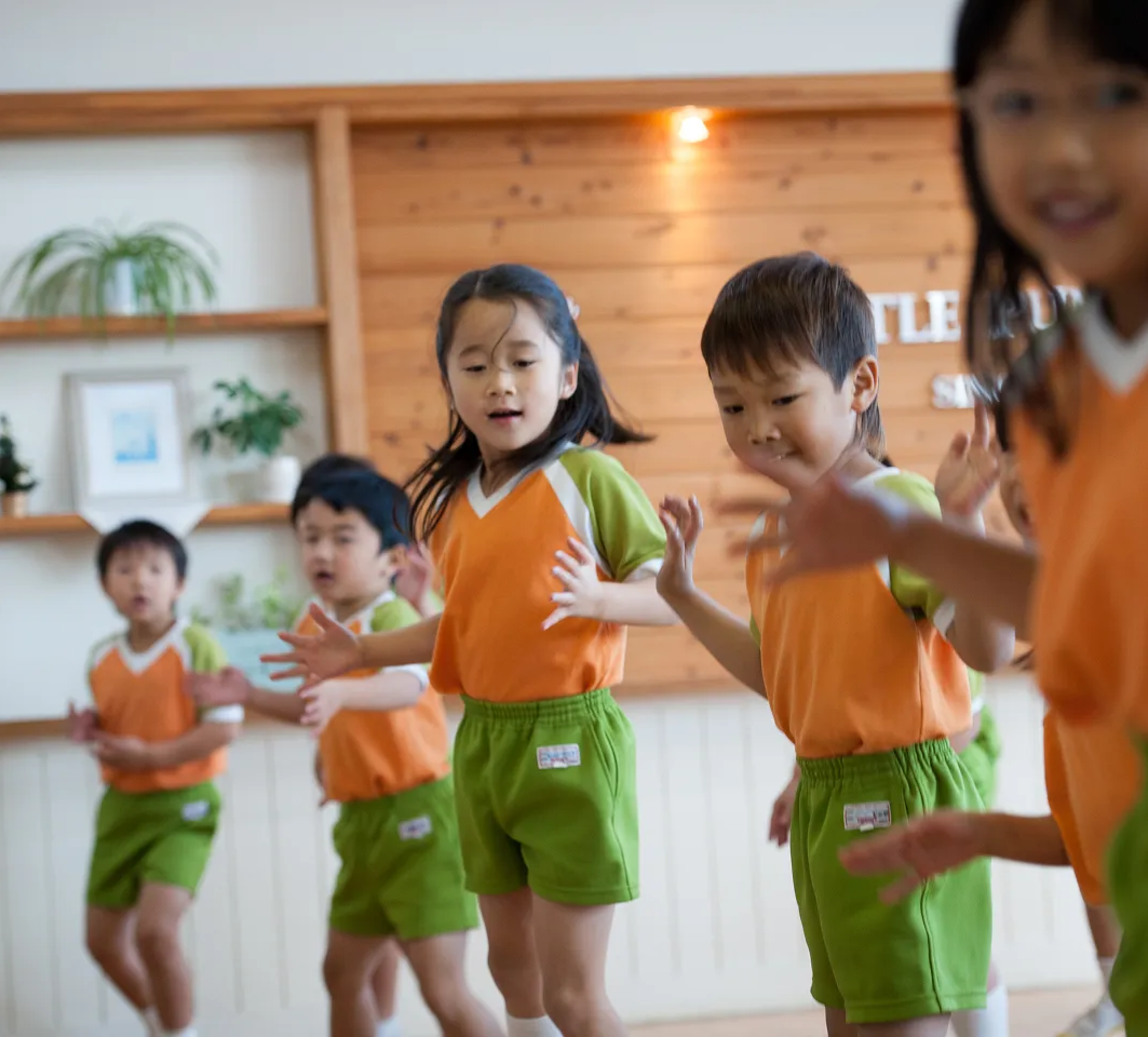 こどもの園りとるぱんぷきんずの園児がダンスをする様子