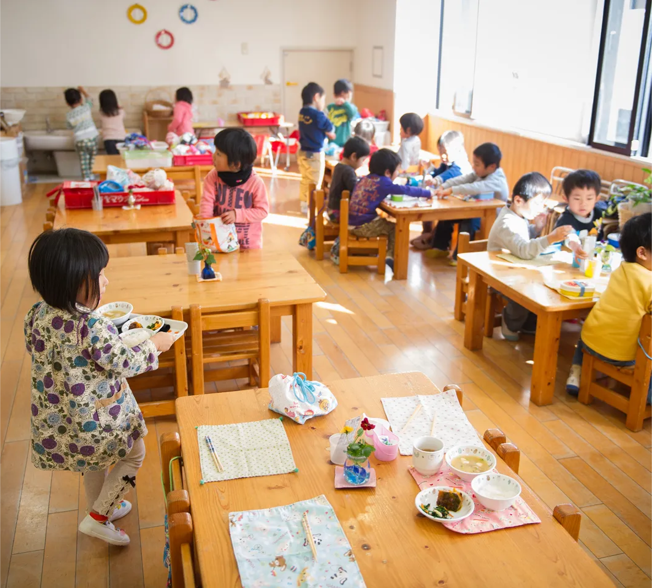 給食を食べる園児