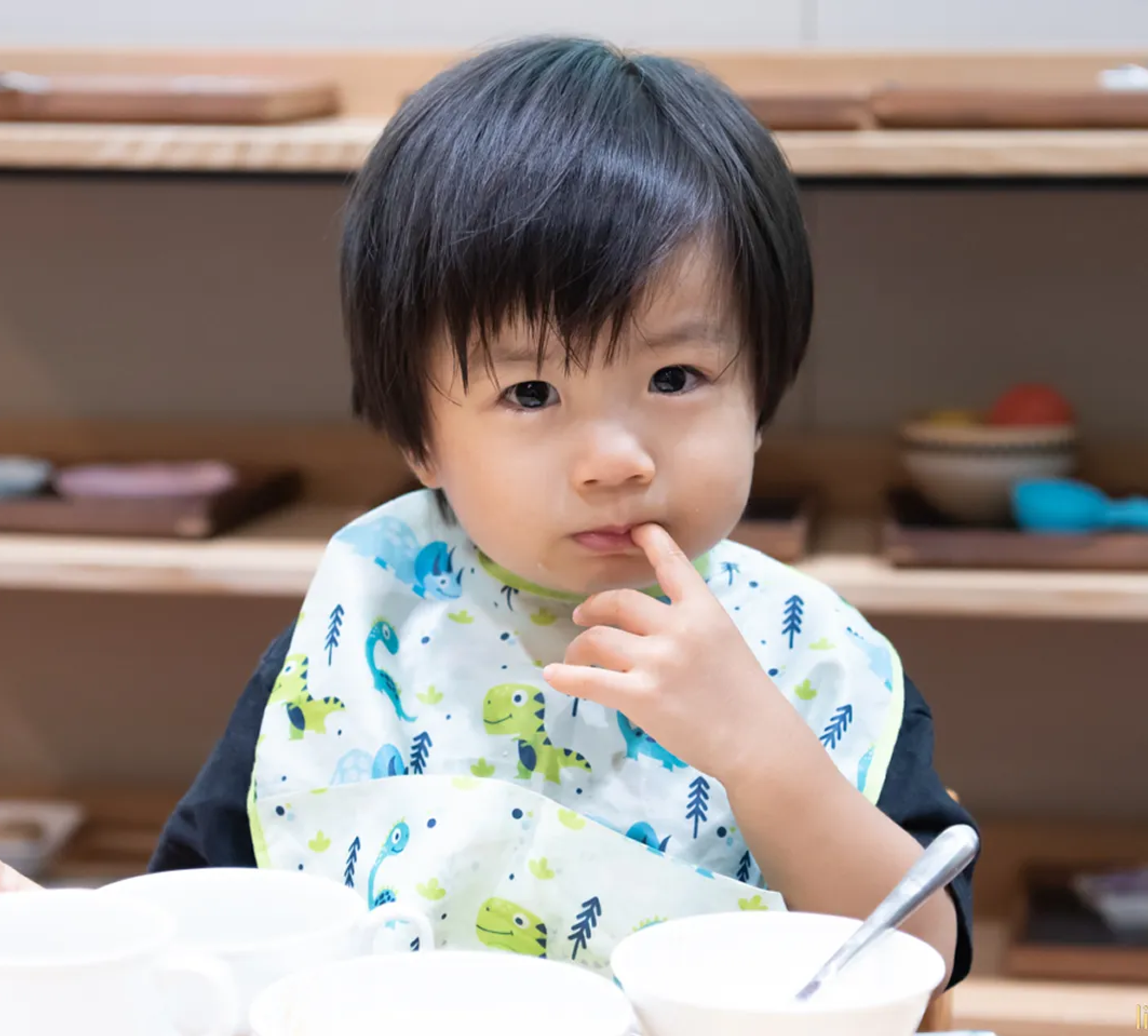 給食を食べる園児
